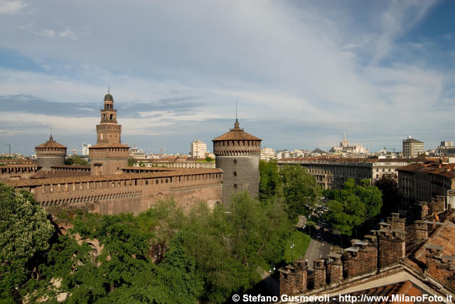  Dai tetti di piazza Castello - click to next image