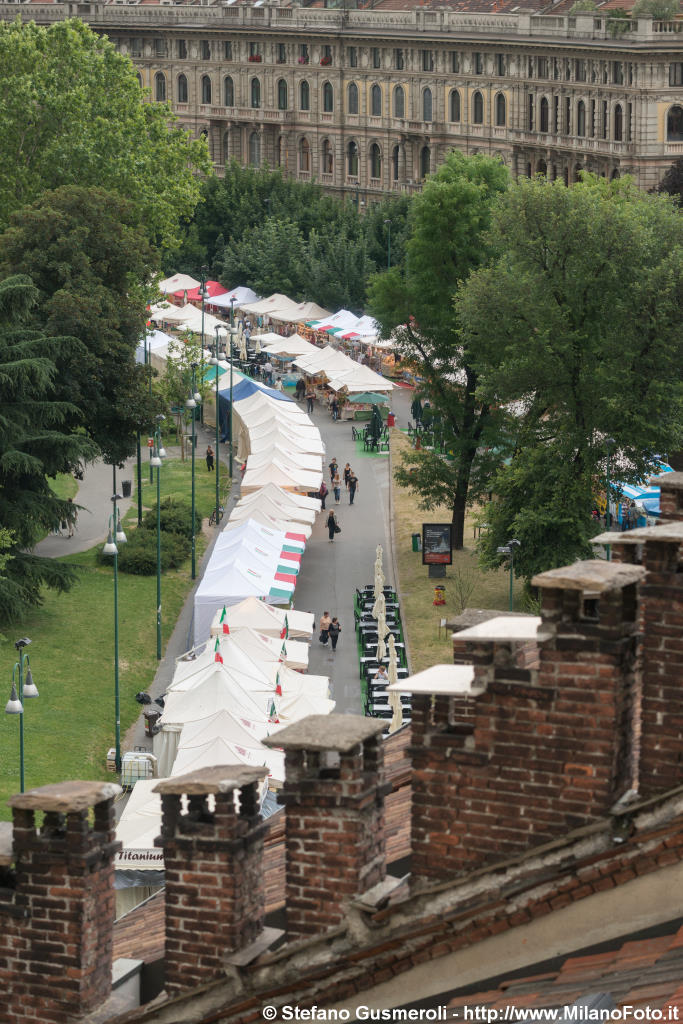  Piazza Castello con mercato - click to next image