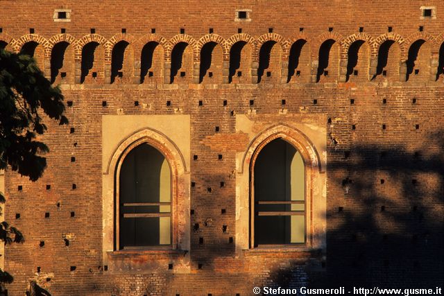  Castello - Dettaglio finestroni - click to next image