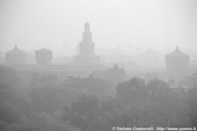  Castello Sforzesco nella nebbia - click to next image