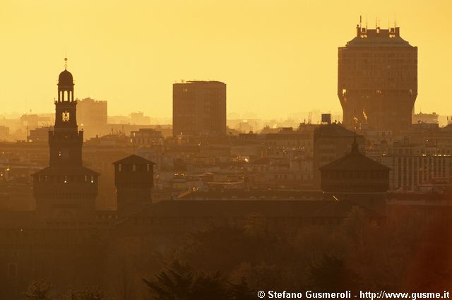  Profilo controluce di Castello e torre Velasca - click to next image