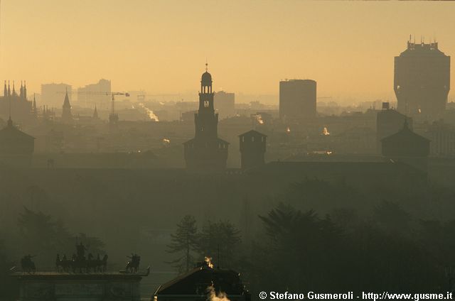  Controluce sul Parco Sempione, Castello e torre Velasca - click to next image