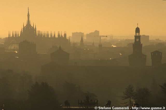  Sestiga Arco della Pace, Castello e Duomo in controluce - click to next image