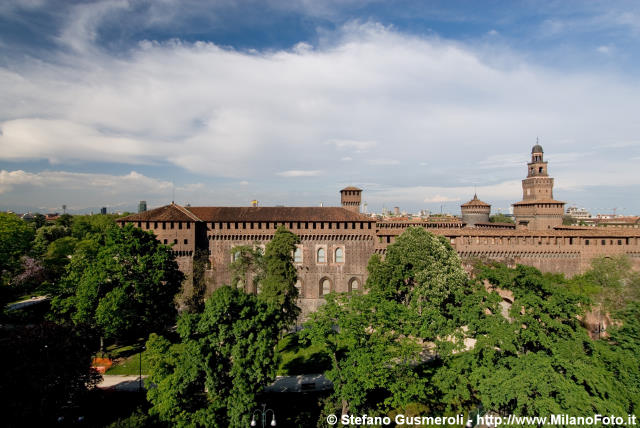  Fronte Ovest del Castello Sforzesco - click to next image