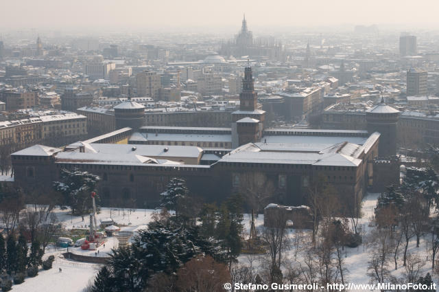  Castello Sforzesco innevato - click to next image