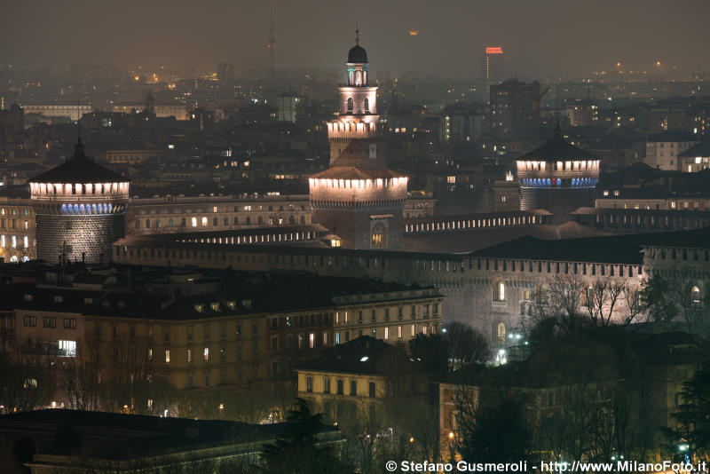  Panorama notturno sul Castello - click to next image