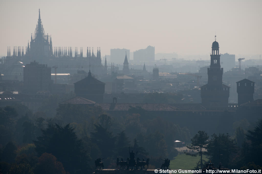  Castello e Duomo in controluce nebbioso - click to next image