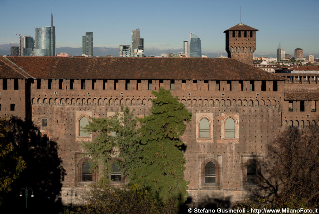  Castello Sforzesco e grattacieli - click to next image