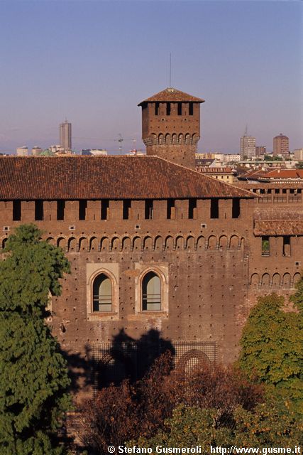  Esterno Rocchetta e torre di Bona di Savoia - click to next image