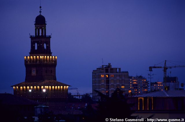  Torre del Filarete e grattacieli all'inbrunire - click to next image