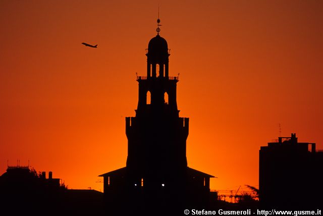  Torre del Filarete all'alba con aereo - click to next image