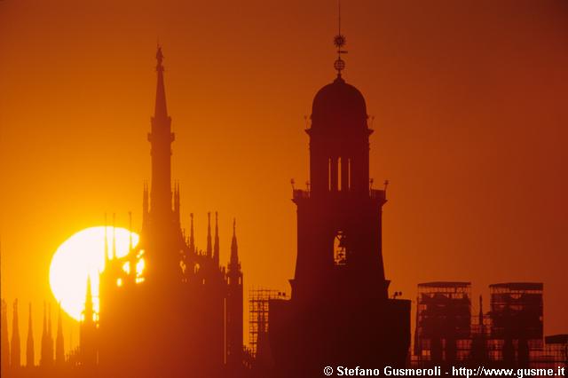  Duomo in restauro e torre del Filarete all'alba - click to next image