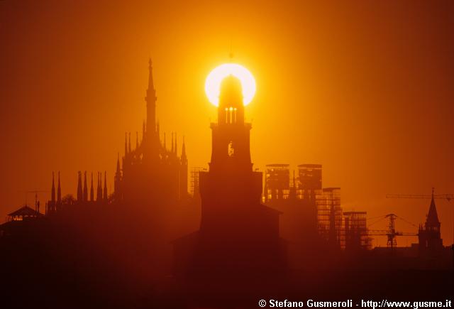  Duomo in restauro e torre del Filarete all'alba - click to next image