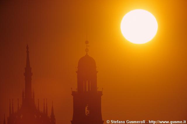  Guglia maggiore e torre del Filarete all'alba - click to next image