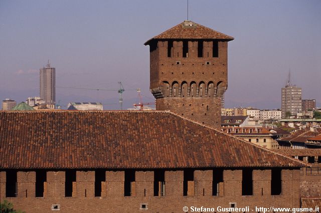  Torre di Bona di Savoia - click to next image