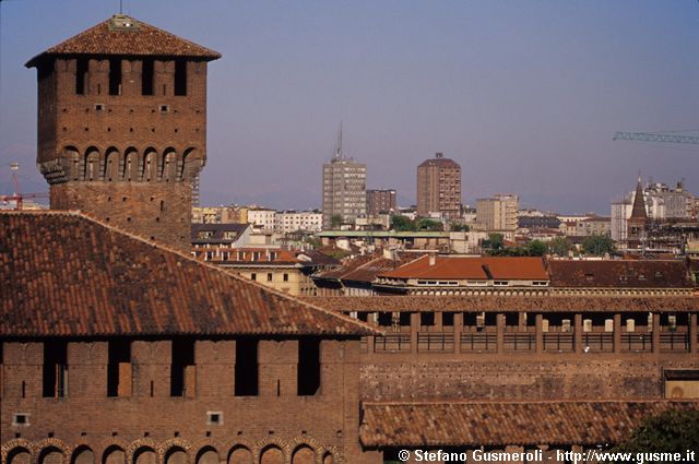  Torre di Bona di Savoia, merlate e grattacieli piazza Repubblica - click to next image