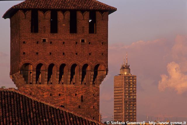  Torre di Bona e grattacielo Pisani 2 - click to next image