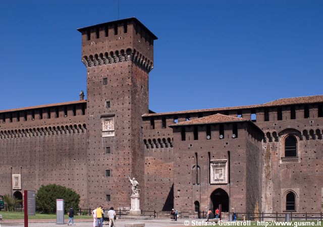  Torre di Bona e portale per la Corte Ducale - click to next image