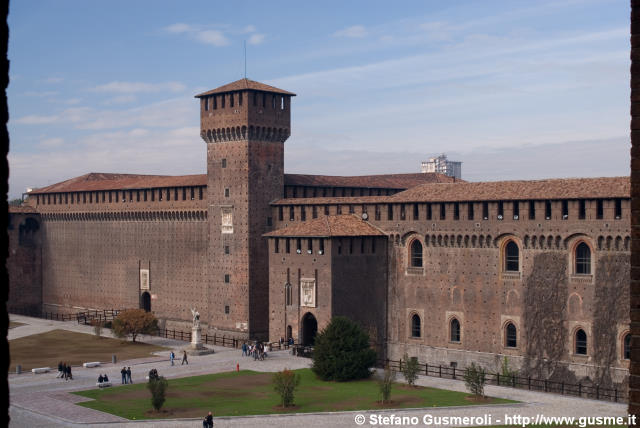  Corte Maggiore e torre di Bona - click to next image