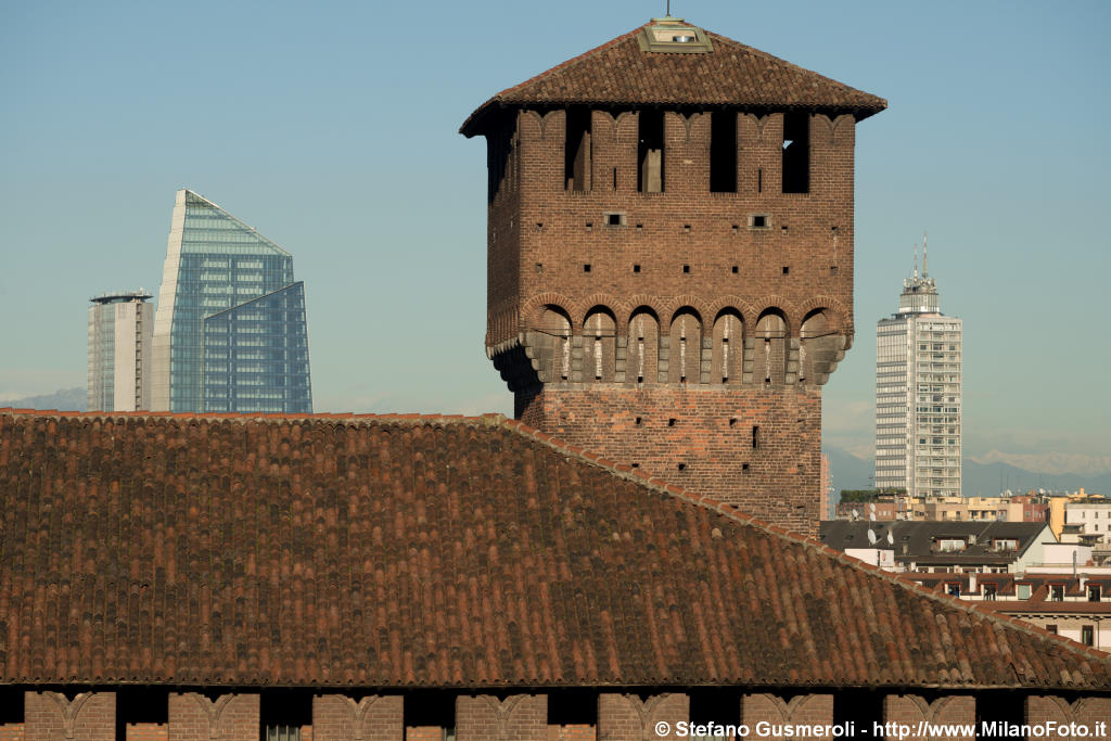  Torre di Bona e grattacieli - click to next image