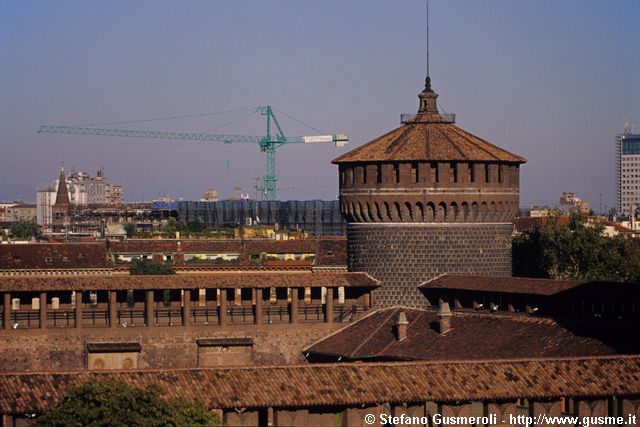  Torrione dei Carmini e gru cantiere tra via Mercato e Foro Buonaparte - click to next image