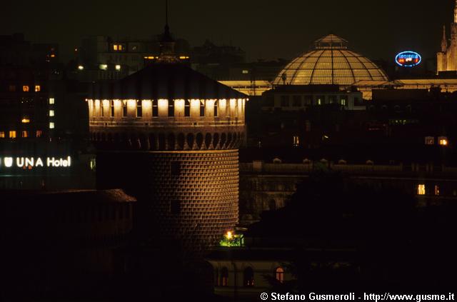  UNA Hotel Cusani 13, torrione S.Spirito Castello e cupola Galleria - click to next image