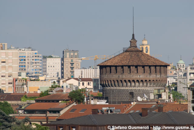  Il torrione di S.Spirito spunta dai tetti - click to next image