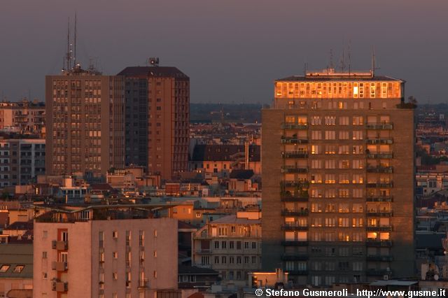  Grattacieli Repubblica e Biancamano 2 al tramonto - click to next image