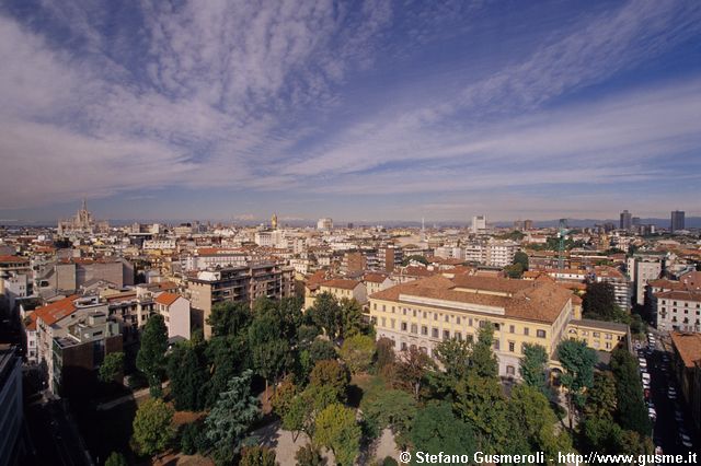  Palazzo Archinto e palazzi via Chiossetto - click to next image