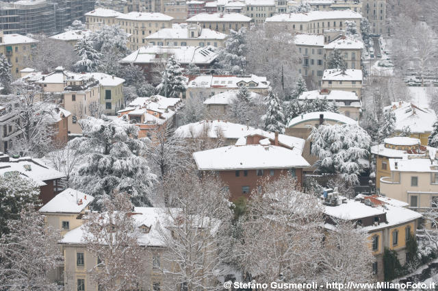  Tetti innevati di via Claudiano e Vegezio - click to next image