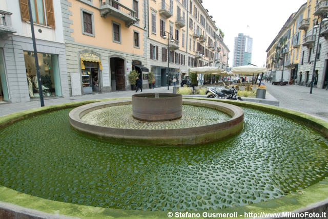  La putrida fontana di corso Como - click to next image