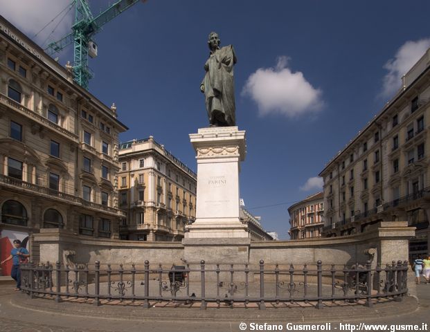  Monumento a Parini in piazza Cordusio - click to next image