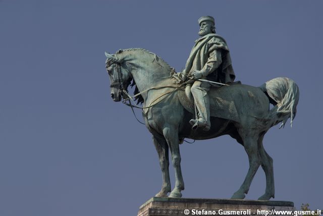  Monumento a Garibaldi in piazza Cordusio - click to next image