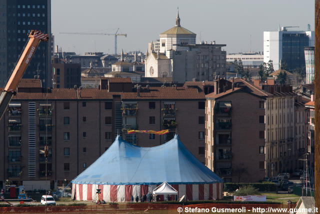  Circo sui giardini di via Confalonieri - click to next image