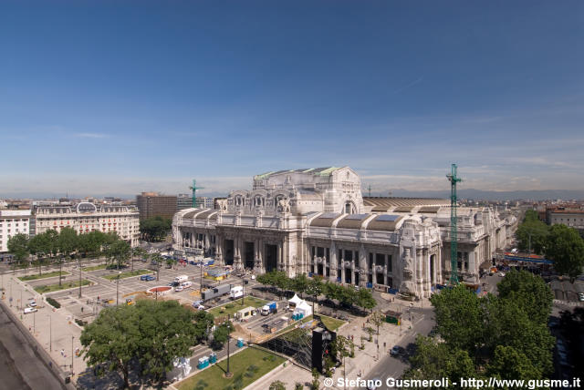  Piazza Duca d'Aosta e Stazione Centrale - click to next image