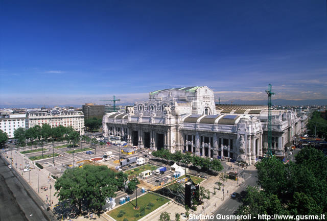  Piazza Duca d'Aosta e Stazione Centrale - click to next image