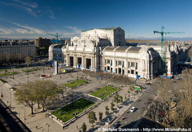  Piazza Duca d'Aosta e Stazione Centrale - click to next image