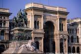 20040328_086_26 Monumento a Vittorio Emanuele e Arco ingresso Galleria