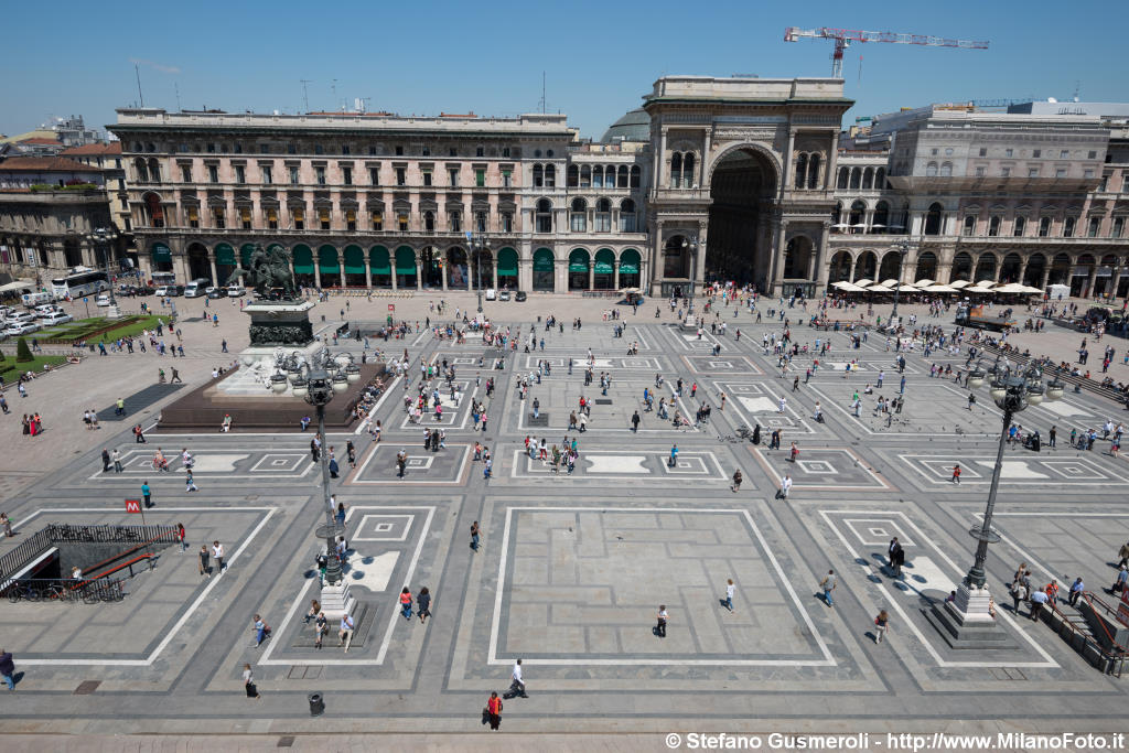  Piazza Duomo - click to next image