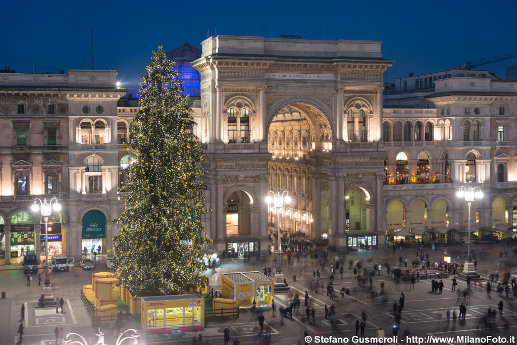  Albero di Natale DHL e ingresso Galleria - click to next image