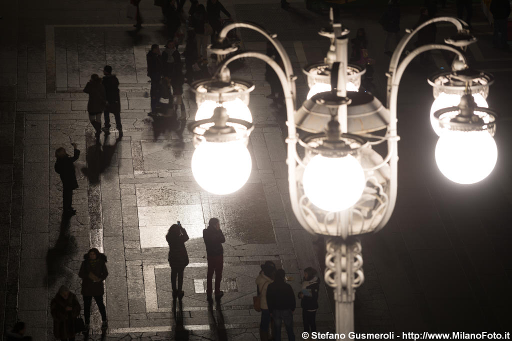  Passanti in piazza Duomo - click to next image