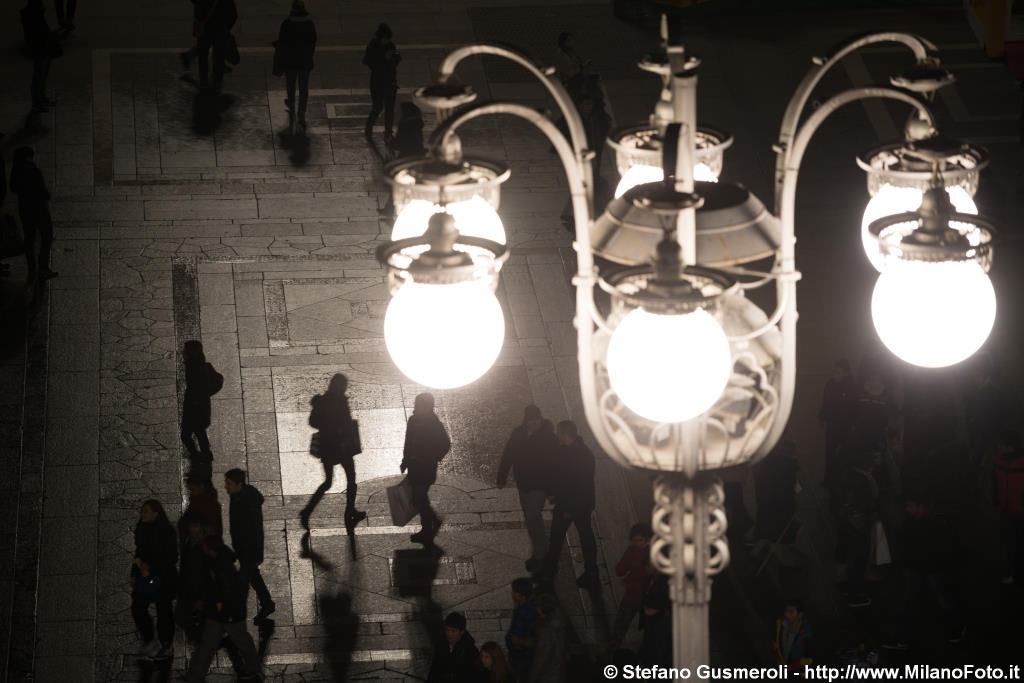  Passanti in piazza Duomo - click to next image