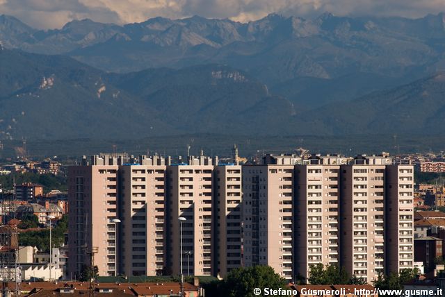  Palazzi di via Eritrea e prealpi di Varese - click to next image