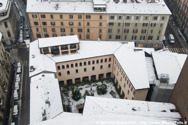  Tetti innevati del convento - click to next image