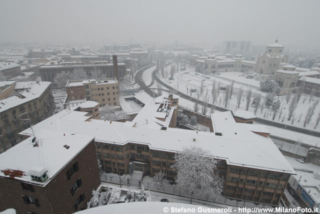  Panoramica innevata su via Farini 9 - click to next image