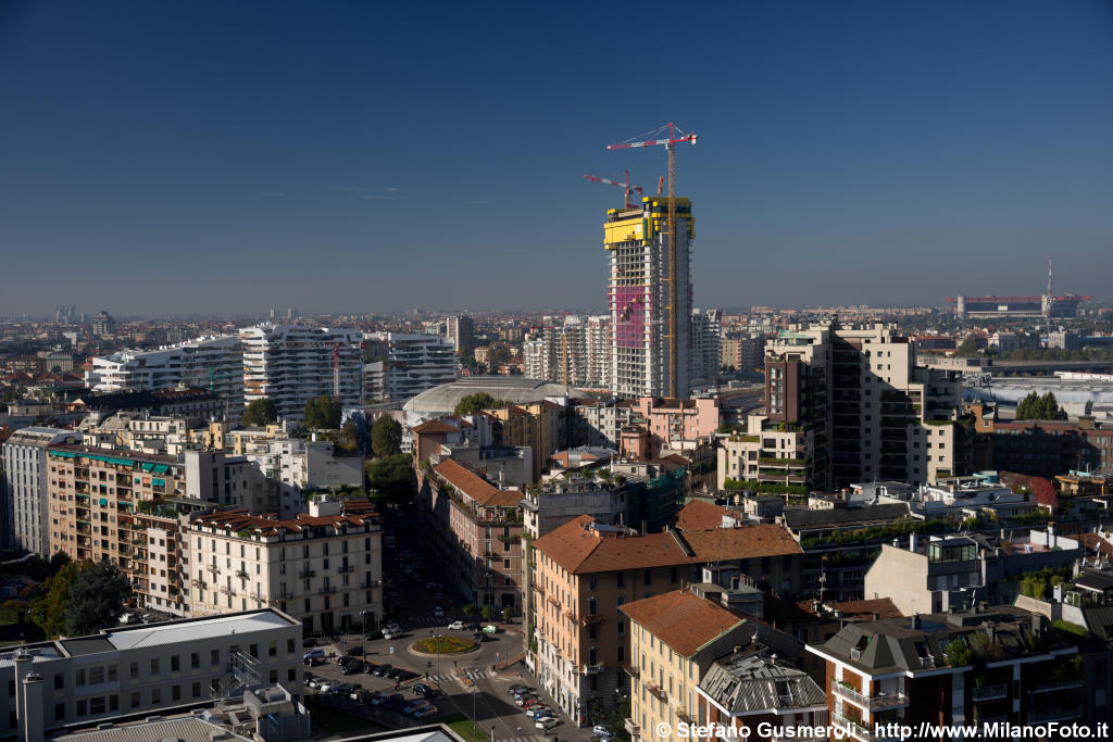  Via Ferrucci e torre Isozaki in costruzione - click to next image