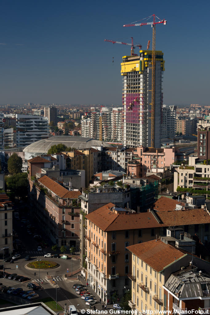  Via Ferrucci e torre Isozaki in costruzione - click to next image