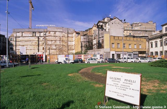  Targa Pinelli e cantiere in piazza Fontana - click to next image