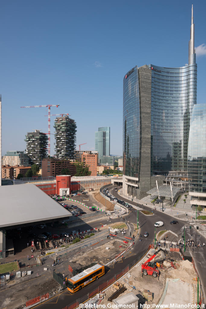  Piazza Freud e torre Pelli - click to next image