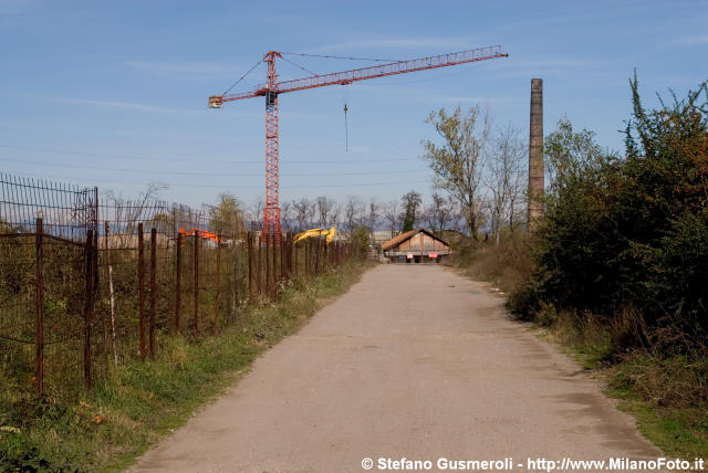  Strada di accesso da via Gallarate - click to next image